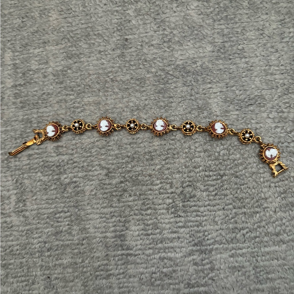 GUC Cameo bracelet 7 inches